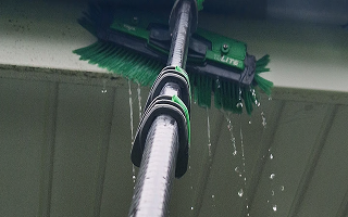 Dachüberstand-Reinigung